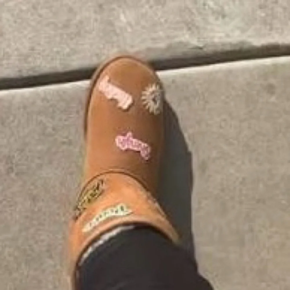 UGG Bailey Button Triplet Boots Chestnut FLAWED